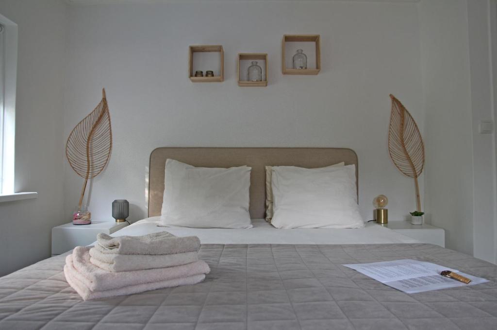 - une chambre avec un lit et des serviettes dans l'établissement Appartement Mooi Plekje Vlissingen, à Flessingue