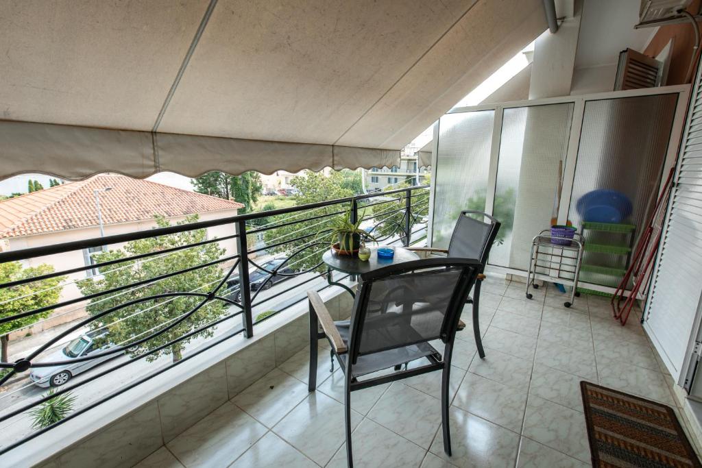 balkon z dwoma krzesłami i stołem w obiekcie Central Cozy Apartment 2 w mieście Sparta