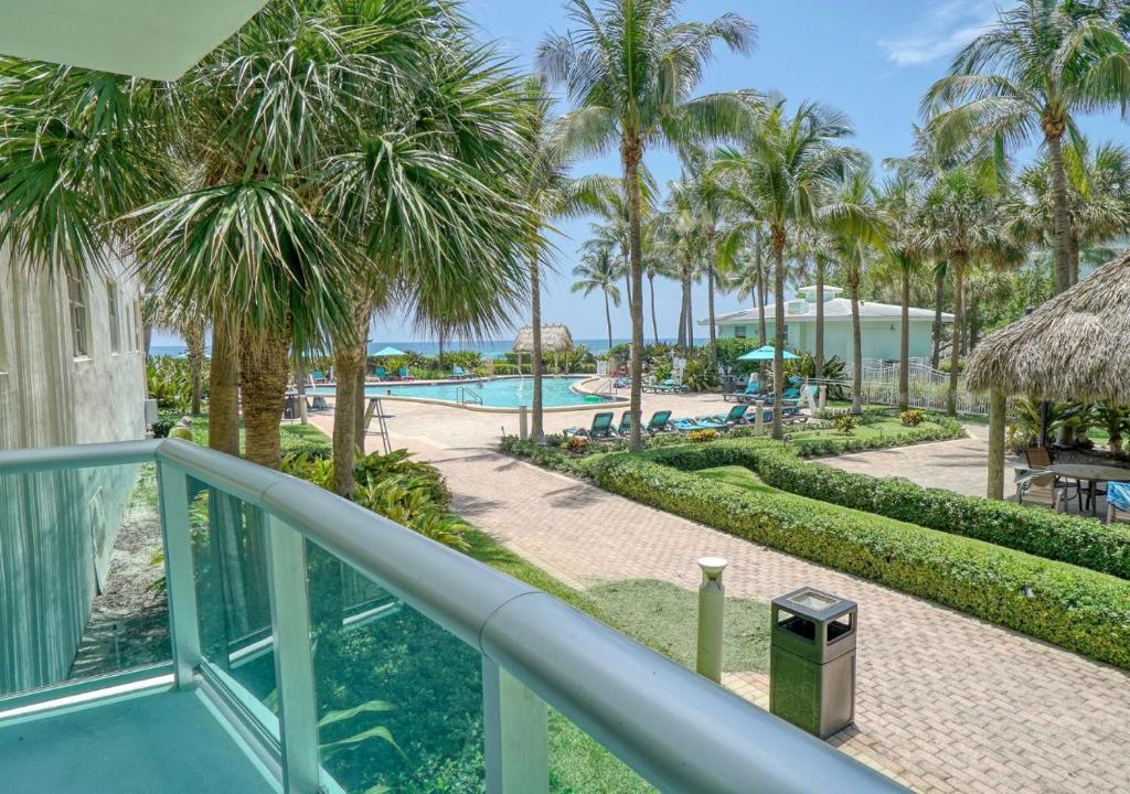 un balcón con palmeras y una piscina en Miami Hollywood 2 Bedroom Garden View 001-21mar, en Hollywood
