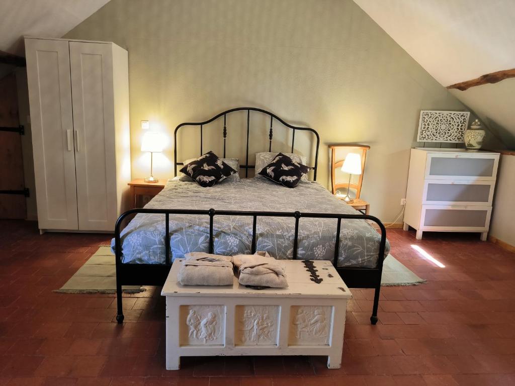 um quarto com uma cama e uma mesa com toalhas em Chambres d'Hôtes Montjouan em Larochemillay