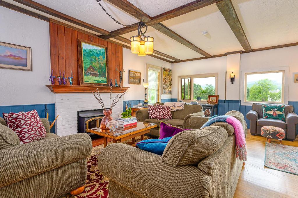 Brass Lantern Inn - Housity