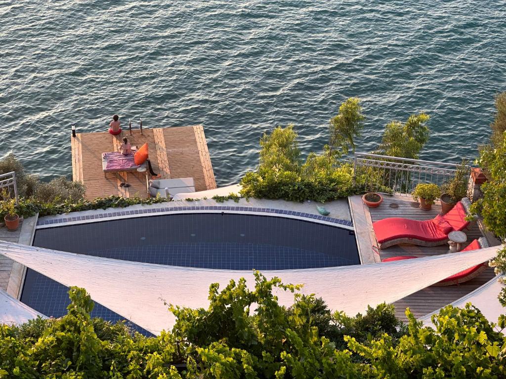 Bazén v ubytování Ece Hotel Sovalye Island nebo v jeho okolí