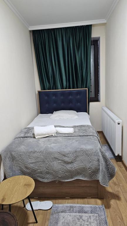 Postel nebo postele na pokoji v ubytování Khatia's Flat