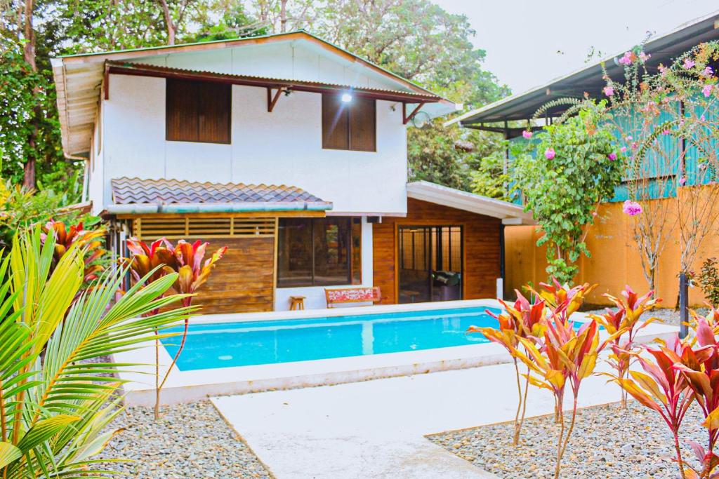 una casa con piscina frente a ella en Casa Sua--Cozy 3 Bedroom Dominical Beach Cottage with Pool en Dominical