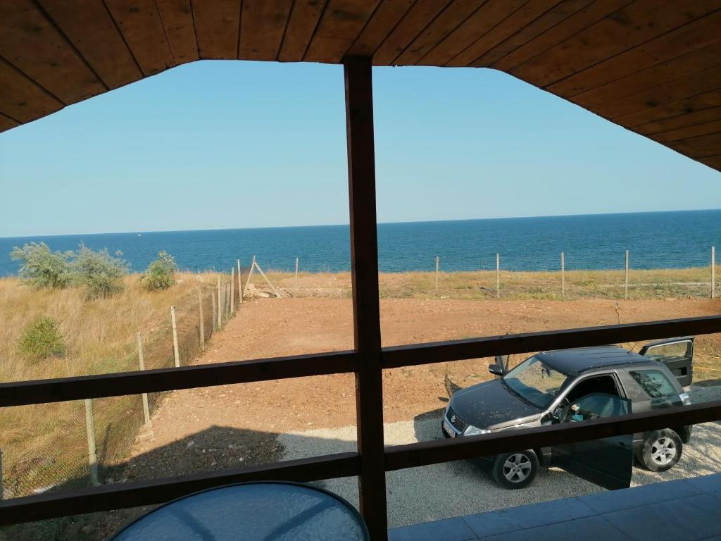 una ventana de la casa con vistas al océano en Briza Marii, en Costinesti