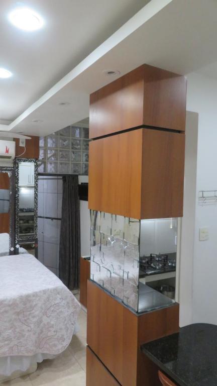 1 dormitorio con 1 cama y cocina con encimera en Charmoso Flat independente Copacabana, en Río de Janeiro