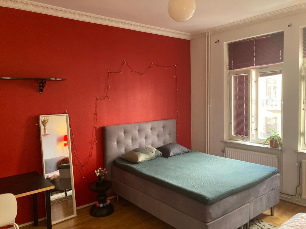 Säng eller sängar i ett rum på Rum med eget badrum och stort, delat kök,centralt i Malmö
