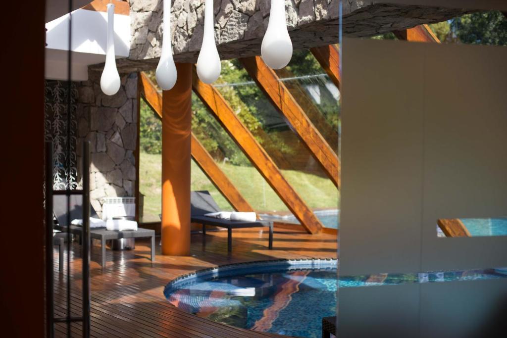Uma área de estar em Rochester Bariloche Suites & Spa