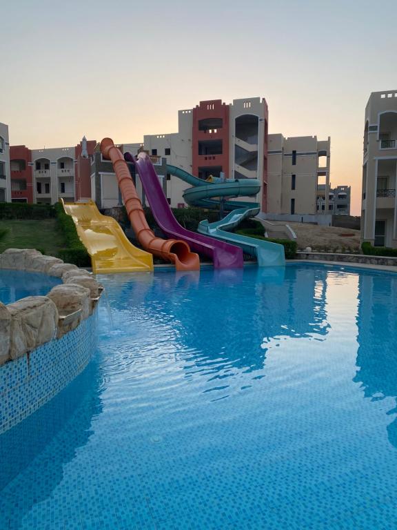 uma piscina com escorrega num resort em Oyster Bay Marsa Alam (unit I6-13) em Abu Dabbab