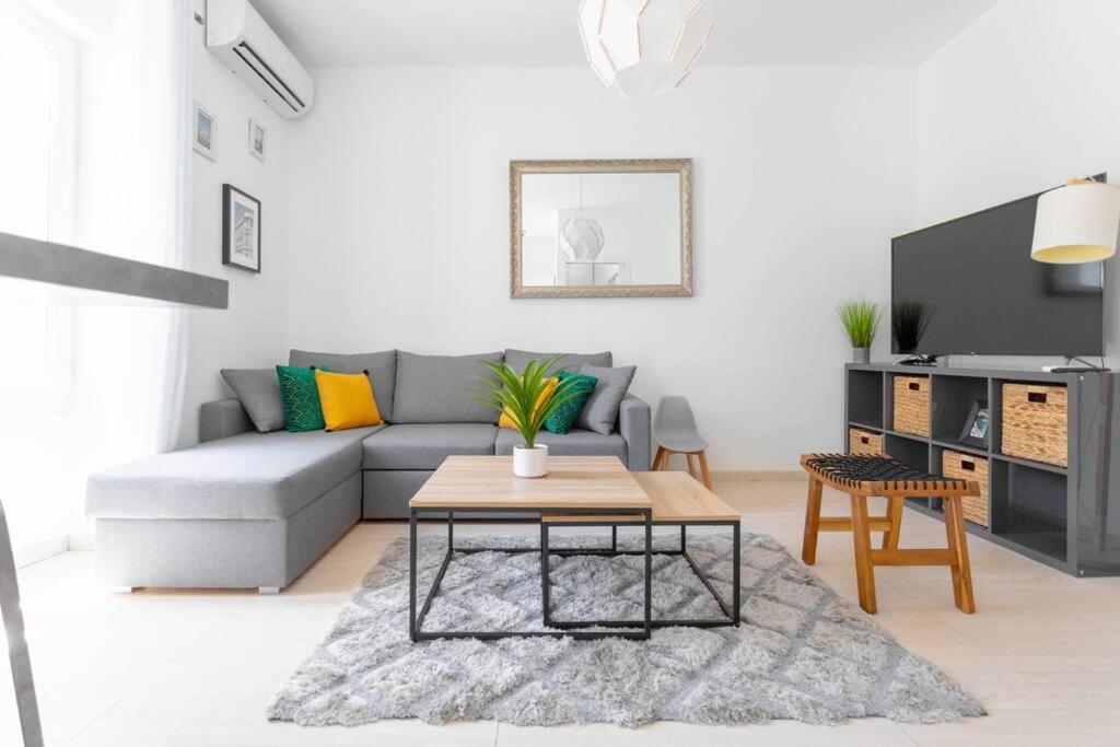 ein Wohnzimmer mit einem Sofa und einem Couchtisch in der Unterkunft MARSEILLE T2 Central et lumineux in Marseille