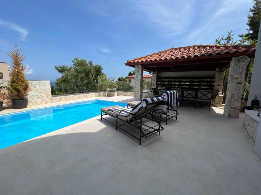 Bazén v ubytování Sunny Seaside Villa-90 m from beach nebo v jeho okolí