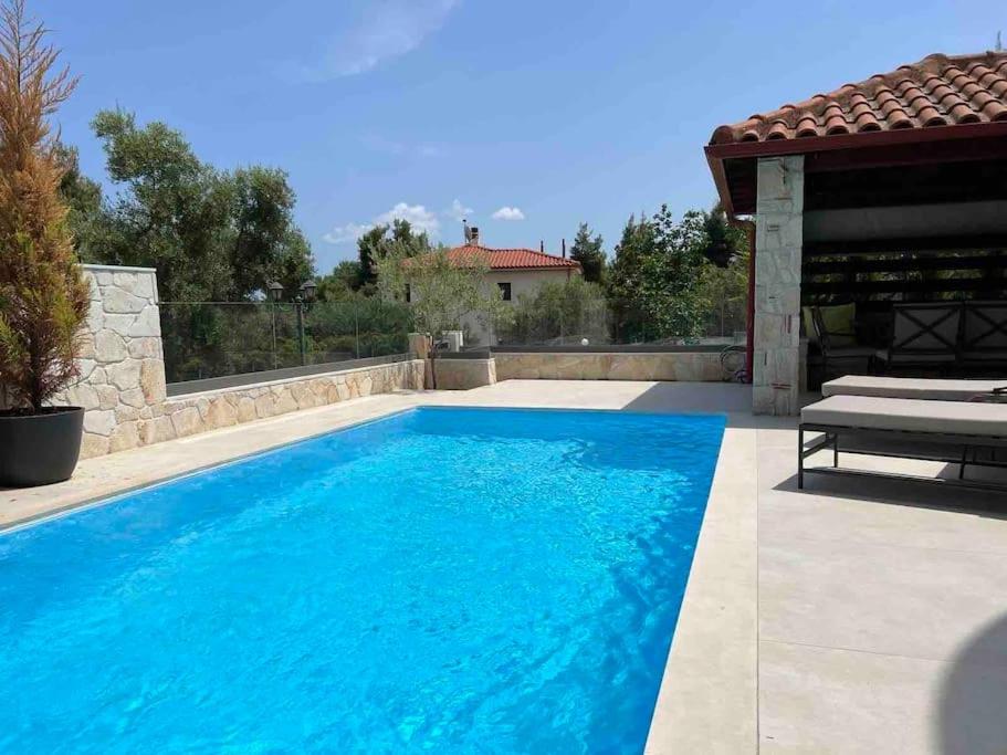 Bazén v ubytování Sunny Seaside Villa-90 m from beach nebo v jeho okolí
