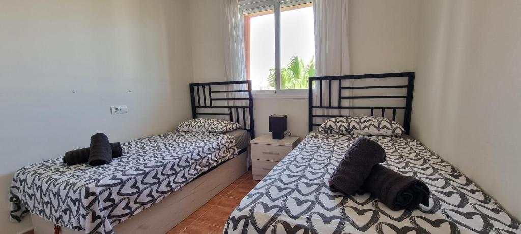 Postel nebo postele na pokoji v ubytování Homes of Spain, Apartamentos Paraiso , Ed Palmerston, Atico K a pie de playa, piscina privada en solarium, WiFi