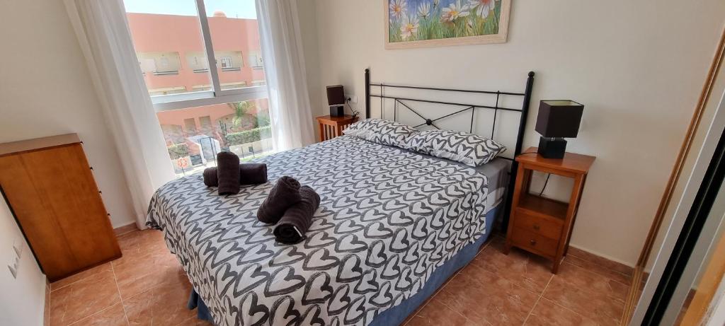 Postel nebo postele na pokoji v ubytování Homes of Spain, Apartamentos Paraiso , Ed Palmerston, Atico K a pie de playa, piscina privada en solarium, WiFi