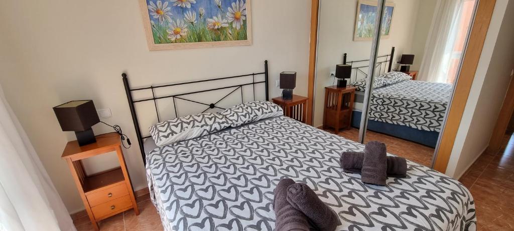 Postel nebo postele na pokoji v ubytování Homes of Spain, Apartamentos Paraiso , Ed Palmerston, Atico K a pie de playa, piscina privada en solarium, WiFi