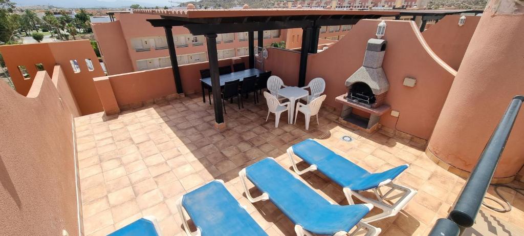 Balkón nebo terasa v ubytování Homes of Spain, Apartamentos Paraiso , Ed Palmerston, Atico K a pie de playa, piscina privada en solarium, WiFi