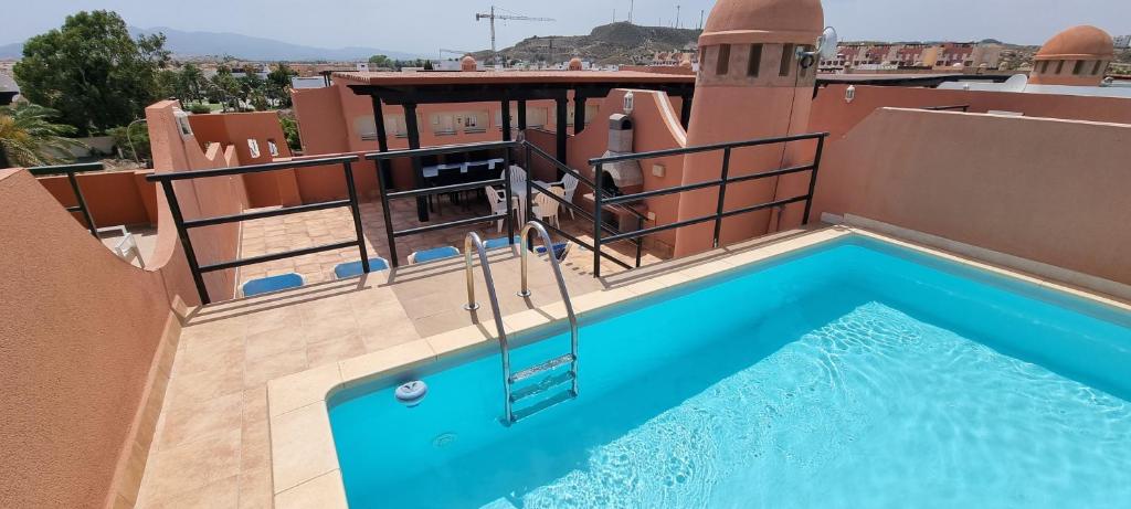 Bazén v ubytování Homes of Spain, Apartamentos Paraiso , Ed Palmerston, Atico K a pie de playa, piscina privada en solarium, WiFi nebo v jeho okolí