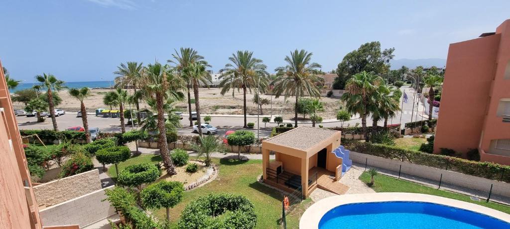 Bazén v ubytování Homes of Spain, Apartamentos Paraiso , Ed Palmerston, Atico K a pie de playa, piscina privada en solarium, WiFi nebo v jeho okolí