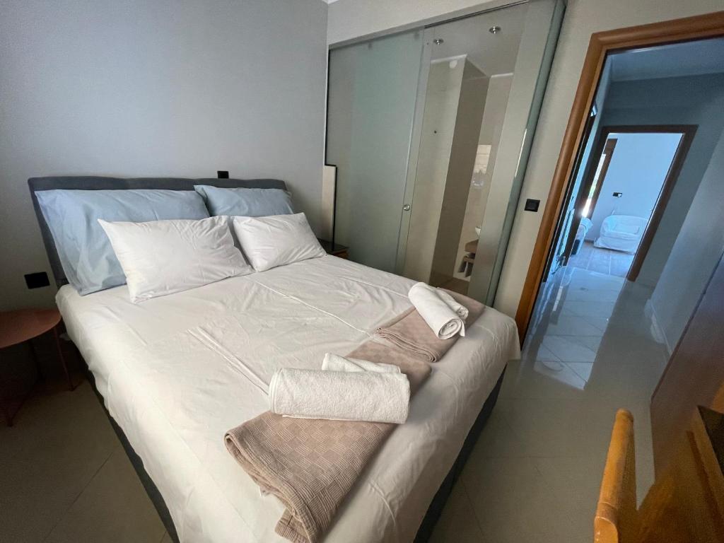 Postel nebo postele na pokoji v ubytování Sunny Seaside Villa-90 m from beach