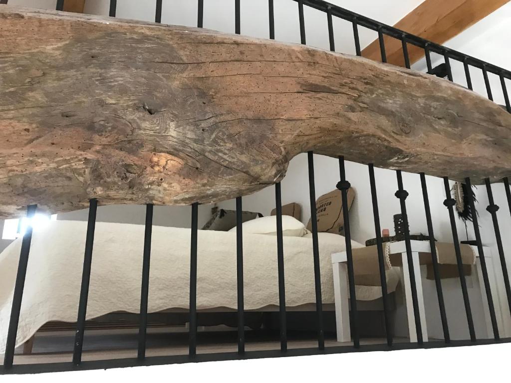 - un lit en rondins dans l'établissement Le MAS du Paradis Bleu, à Saint-André-de-Cruzières