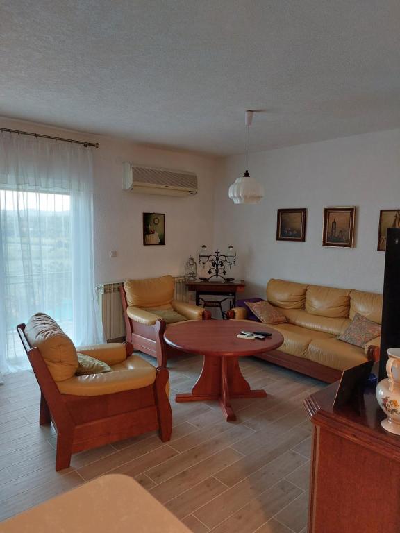 Čitluk的住宿－Guest House Planinic，客厅配有沙发和桌子