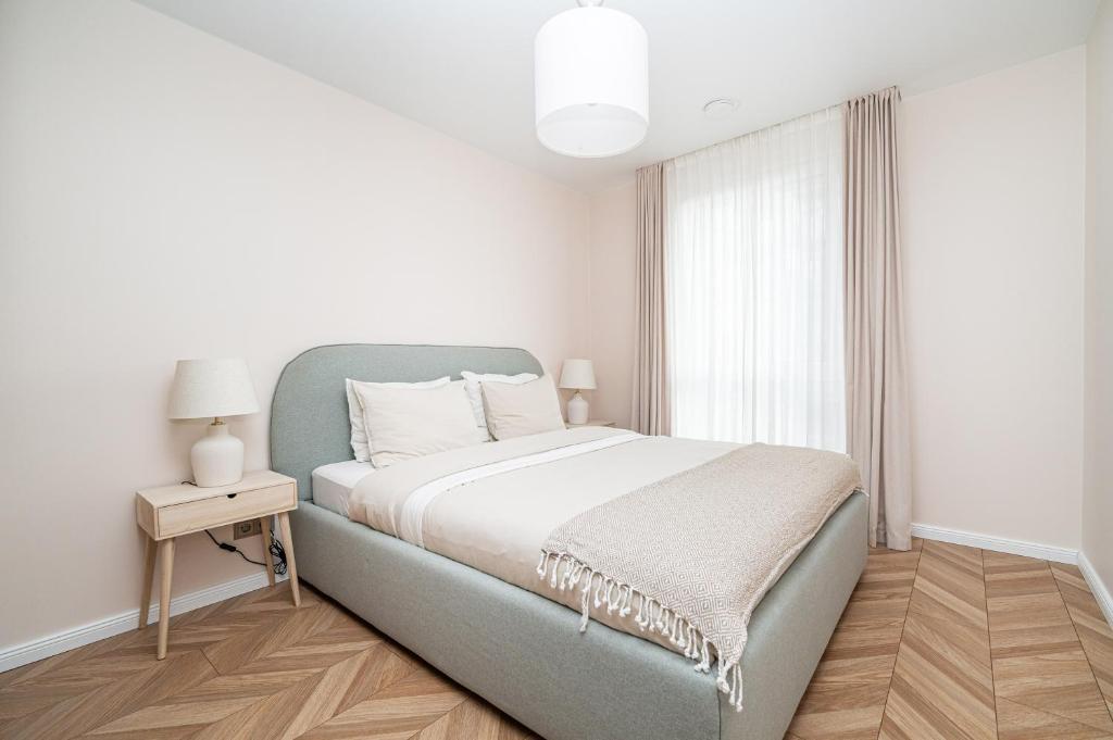 מיטה או מיטות בחדר ב-Apartments 7vakarai with free parking