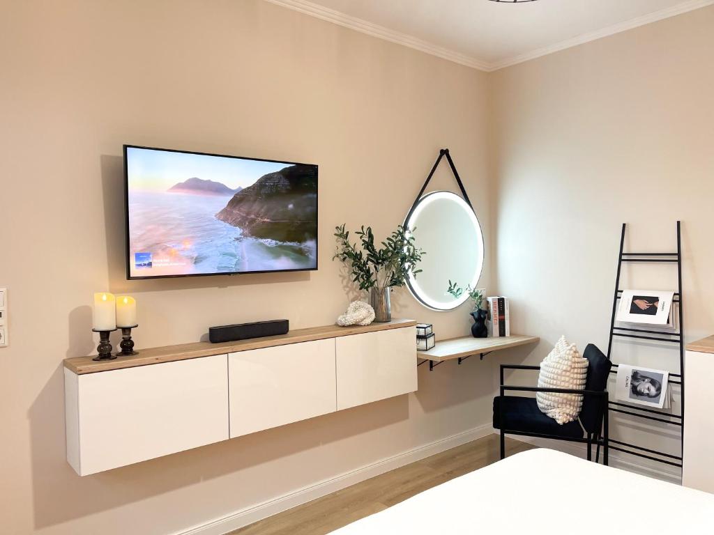TV a/nebo společenská místnost v ubytování Ferienwohnung Domizil am Delft II Emden