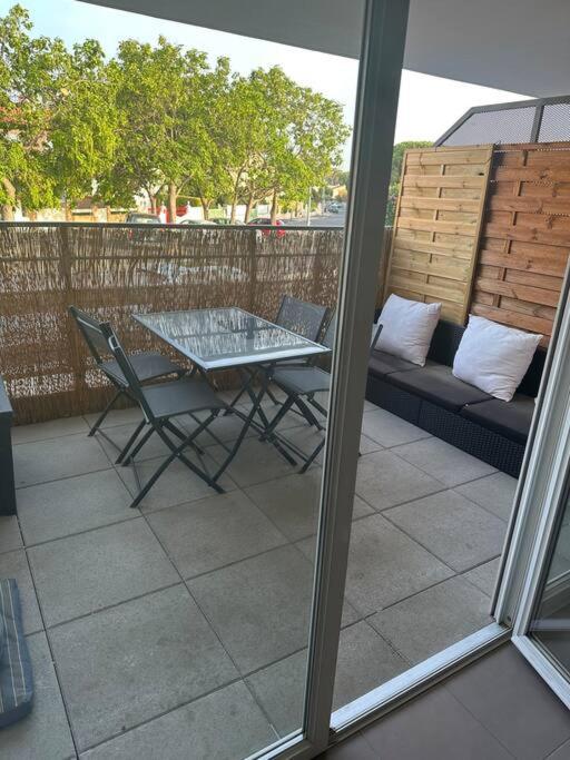 d'une terrasse avec une table, des chaises et un canapé. dans l'établissement Studio meublé, à Perpignan