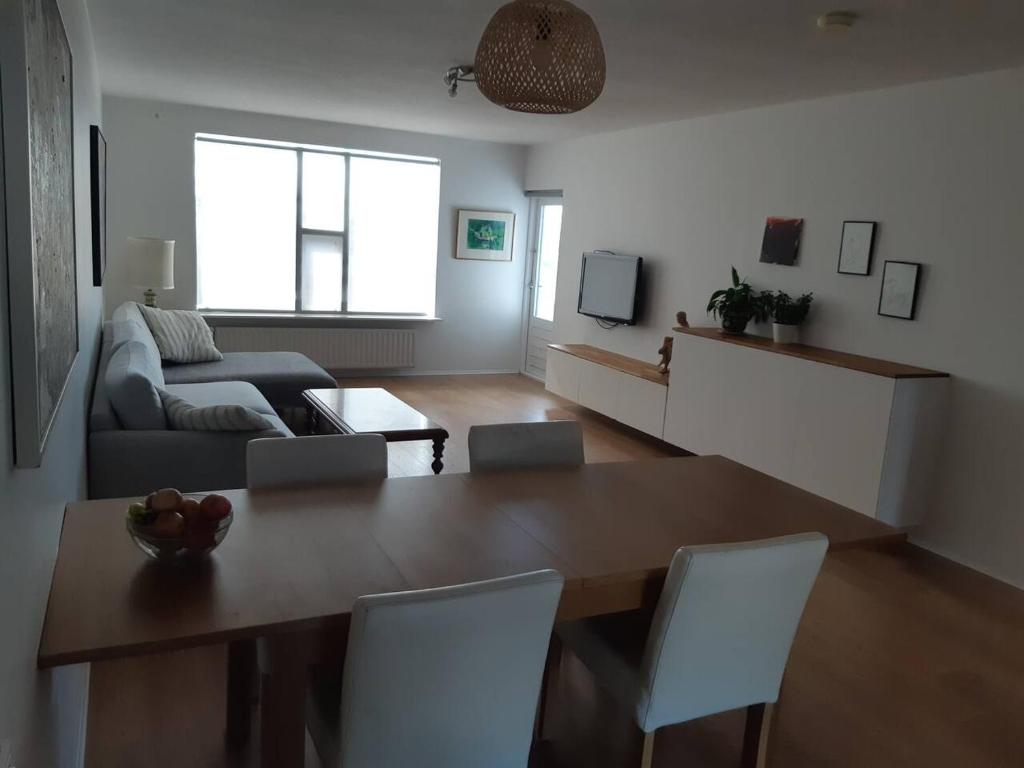 ein Wohnzimmer mit einem Tisch und einem Sofa in der Unterkunft Eiðistorg apt in Reykjavík