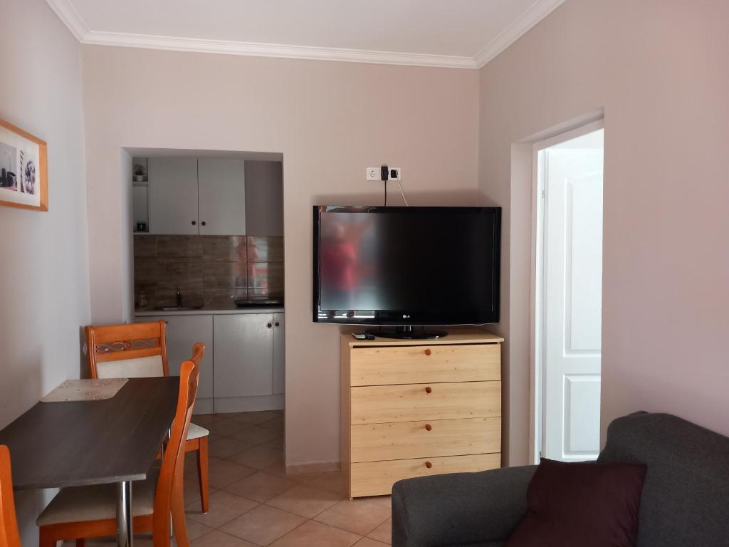 A kitchen or kitchenette at Hanna Apartman
