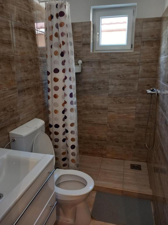 A bathroom at Hanna Apartman