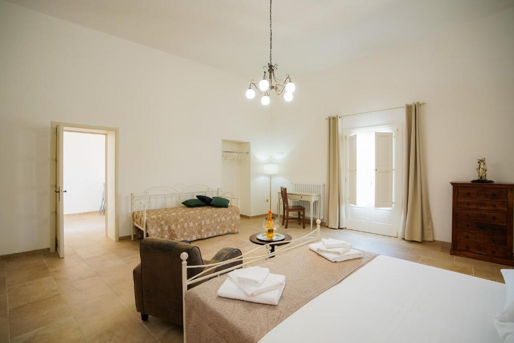 un soggiorno con divano e tavolo di Palazzo Terra d'Otranto a Martano