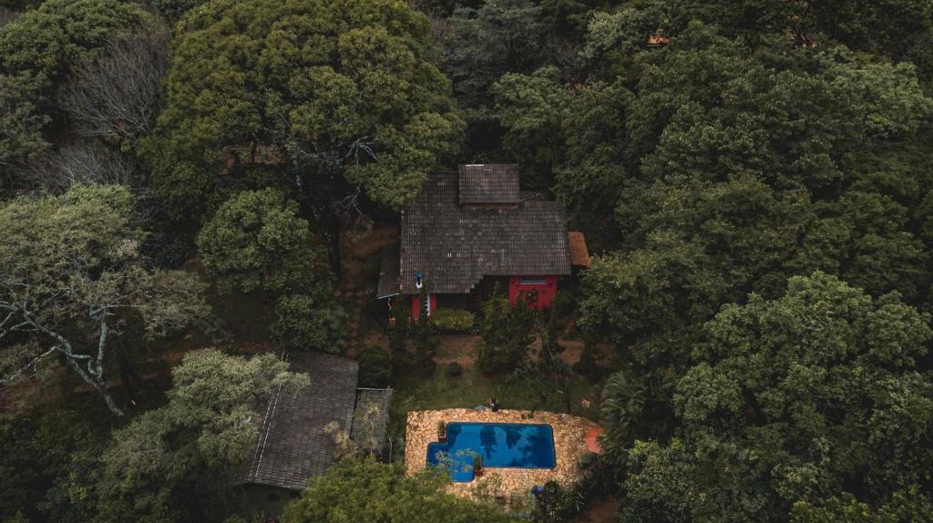 an overhead view of a house with a swimming pool at Sitio Cores da Mata in Brumadinho