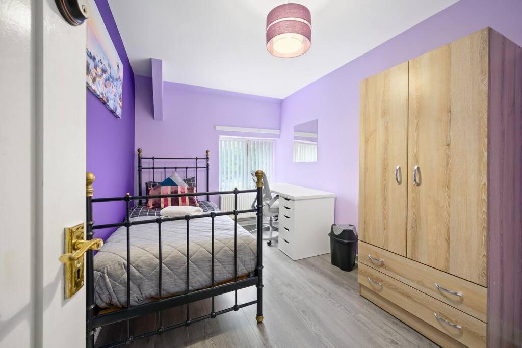 um quarto com paredes roxas e um beliche em Private retreat for 3 Near Arndale City Centre em Manchester