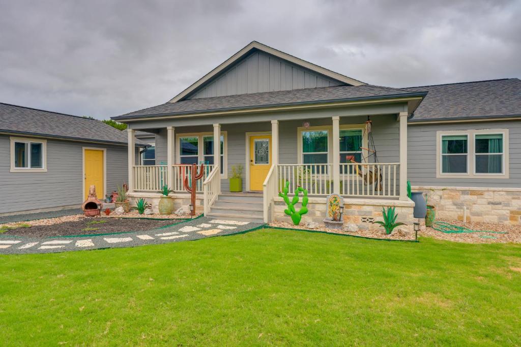 キャニオン・レイクにあるCanyon Lake Home with Spacious Deck and Backyard!の玄関ポーチと緑の芝生のある家