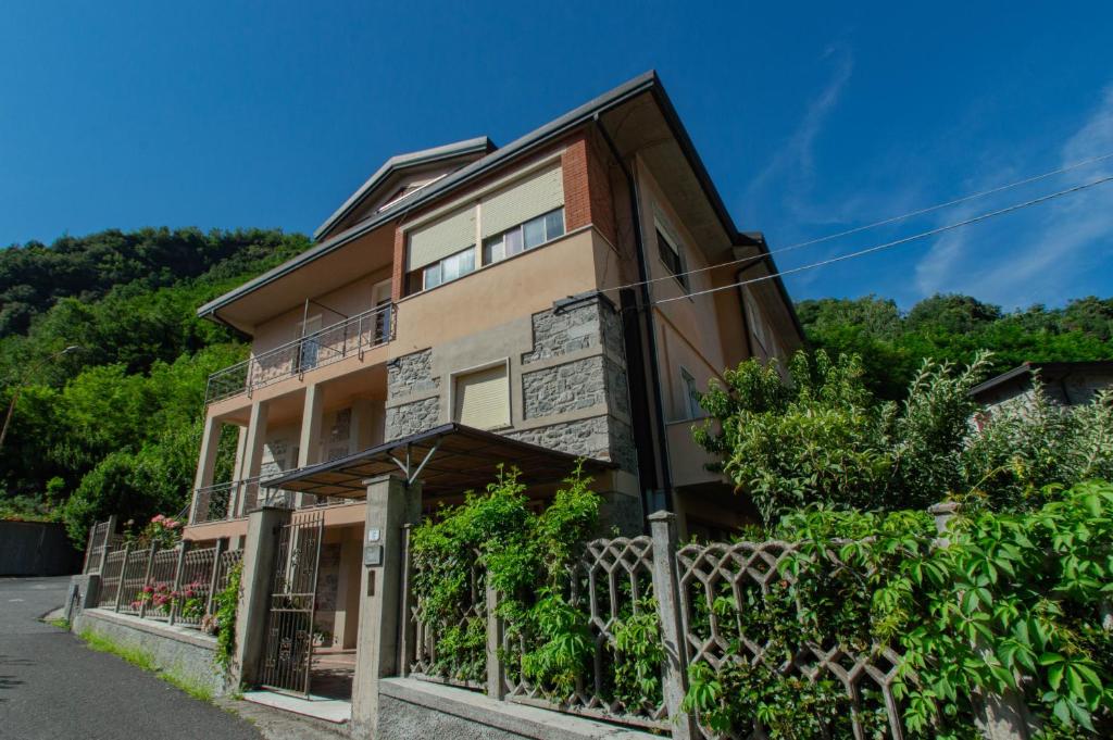 a house with a fence in front of it at Casa Vinicia in Equi Terme