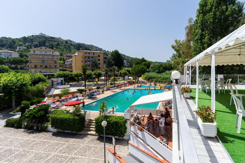 サン・ヴィート・キエティーノにあるVillaggio Costa d'Argentoのリゾート内のスイミングプールの景色を望めます。