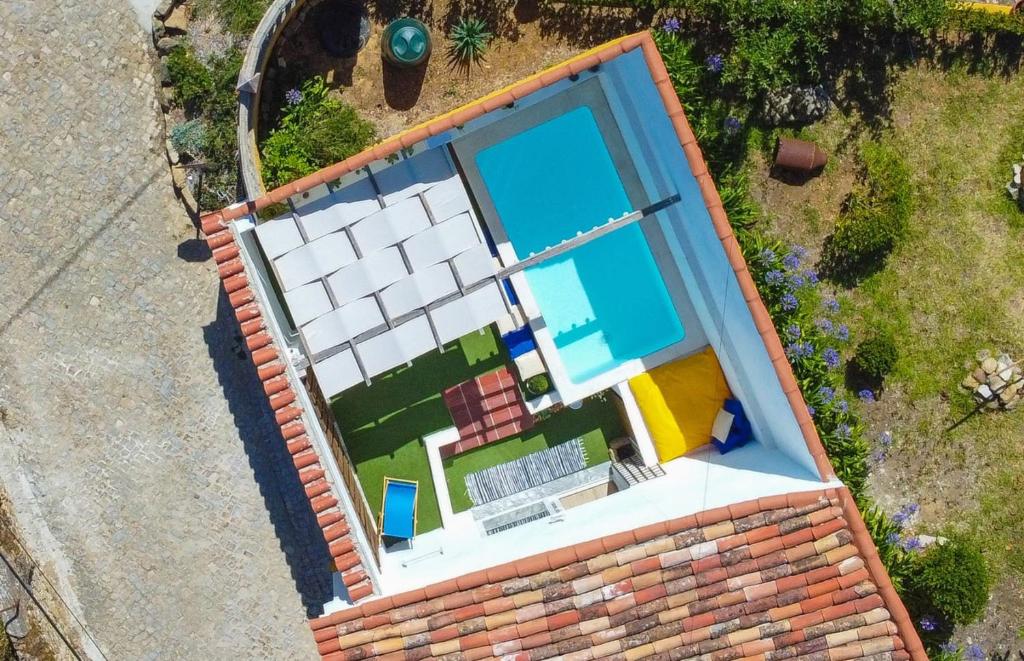uma vista superior de uma casa com piscina em Casa São José em Carvalhal