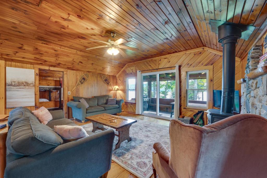 O zonă de relaxare la Rustic Cabin Retreat on Rangeley Lake!