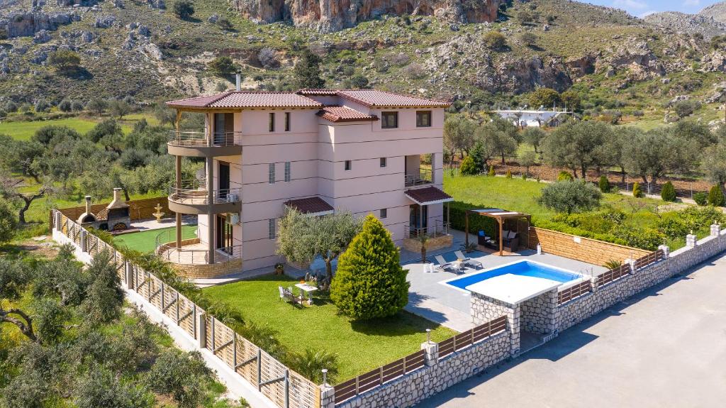 widok z lotu ptaka na dom z basenem w obiekcie Costa Costa Villa - Luxury villa w Kolymbii