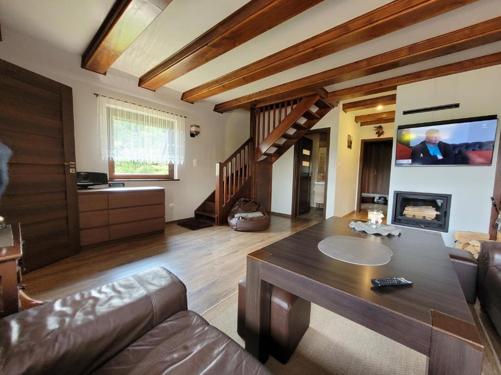 Televízia a/alebo spoločenská miestnosť v ubytovaní Domek w Bieszczadach