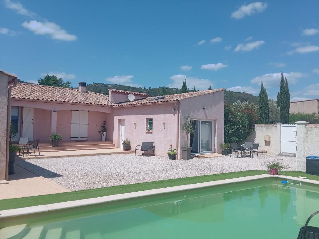 uma casa com uma piscina em frente em L’Echappée Belle em Saint-Jean-de-Fos