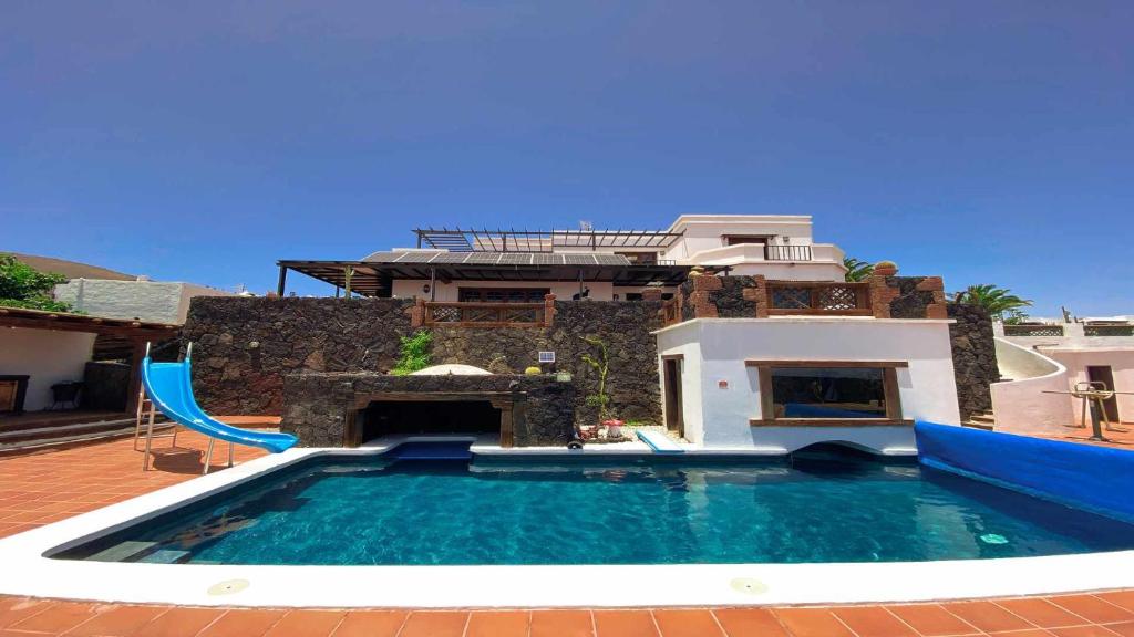 ティアスにあるPreciosa Casa Cristian y María con piscina privadaの家の前の大型スイミングプール