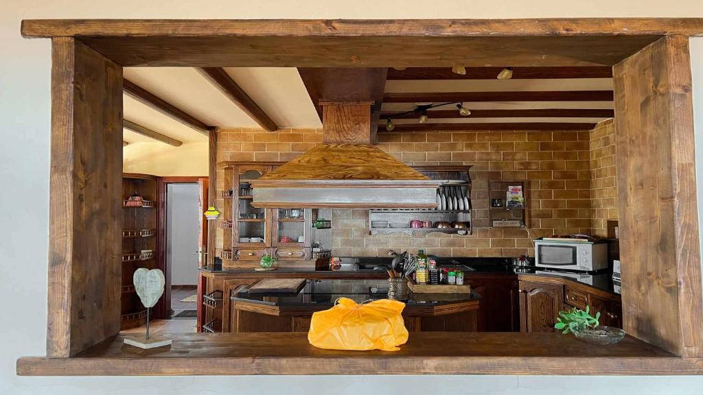 Kuchyň nebo kuchyňský kout v ubytování Preciosa Casa Cristian y María con piscina privada