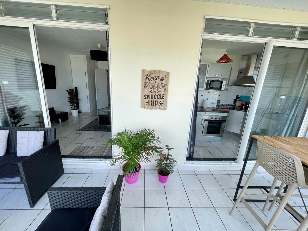 Kuchyň nebo kuchyňský kout v ubytování Exotic Palm , 1 chambre climatisée, wifi fibre, vue mer