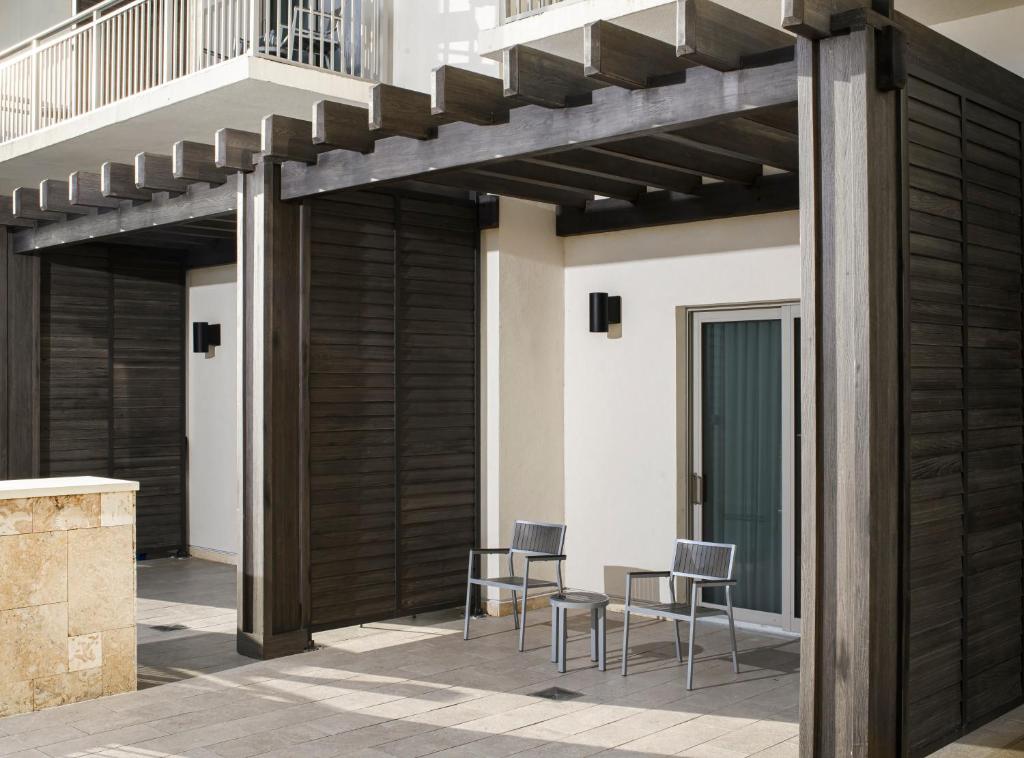 Embassy Suites St Augustine Beach Oceanfront Resort - Reina Suite Con Patio