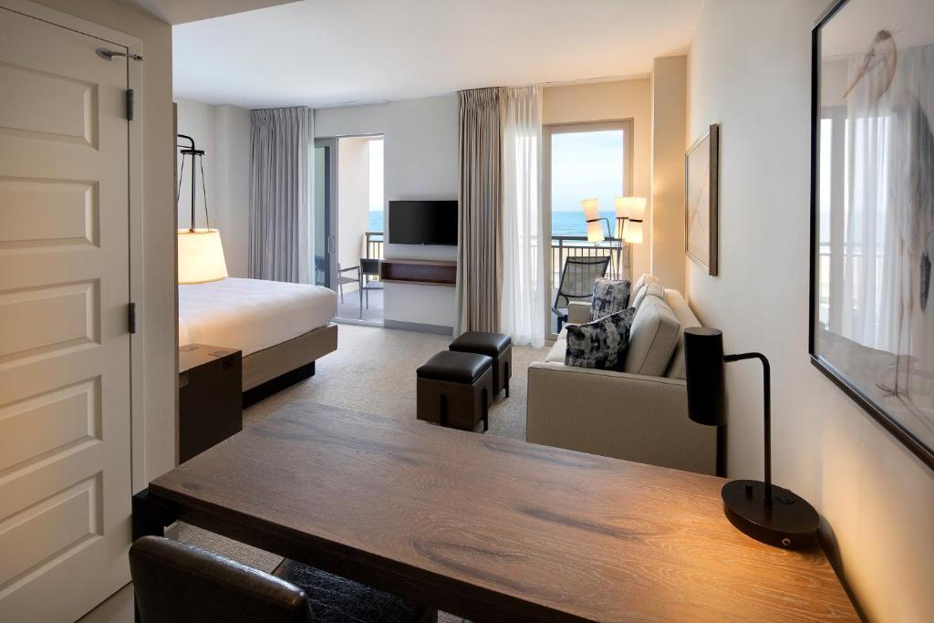 Embassy Suites St Augustine Beach Oceanfront Resort - King Studio Con Balcón Y Vista Al Mar