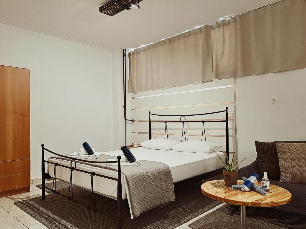 - une chambre avec un lit, une table et un canapé dans l'établissement Studio V3st & Parking, à Larissa