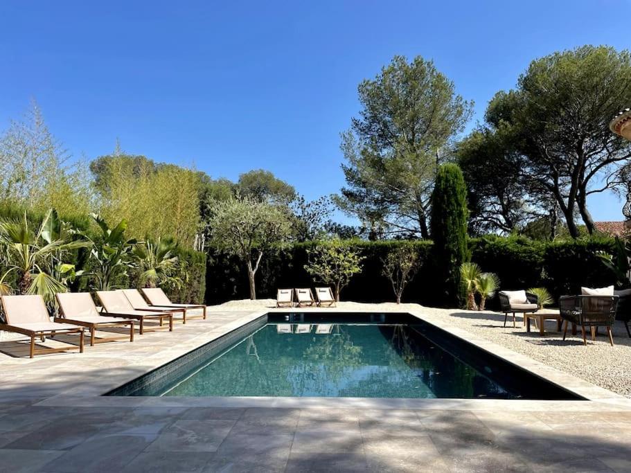 - une piscine avec des chaises longues dans l'établissement Villa Aloes - proche des plages, à Saint-Raphaël