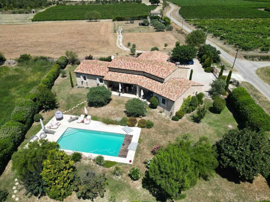 una vista aérea de una casa con piscina en La Cath - Villa avec piscine - Gordes en Gordes